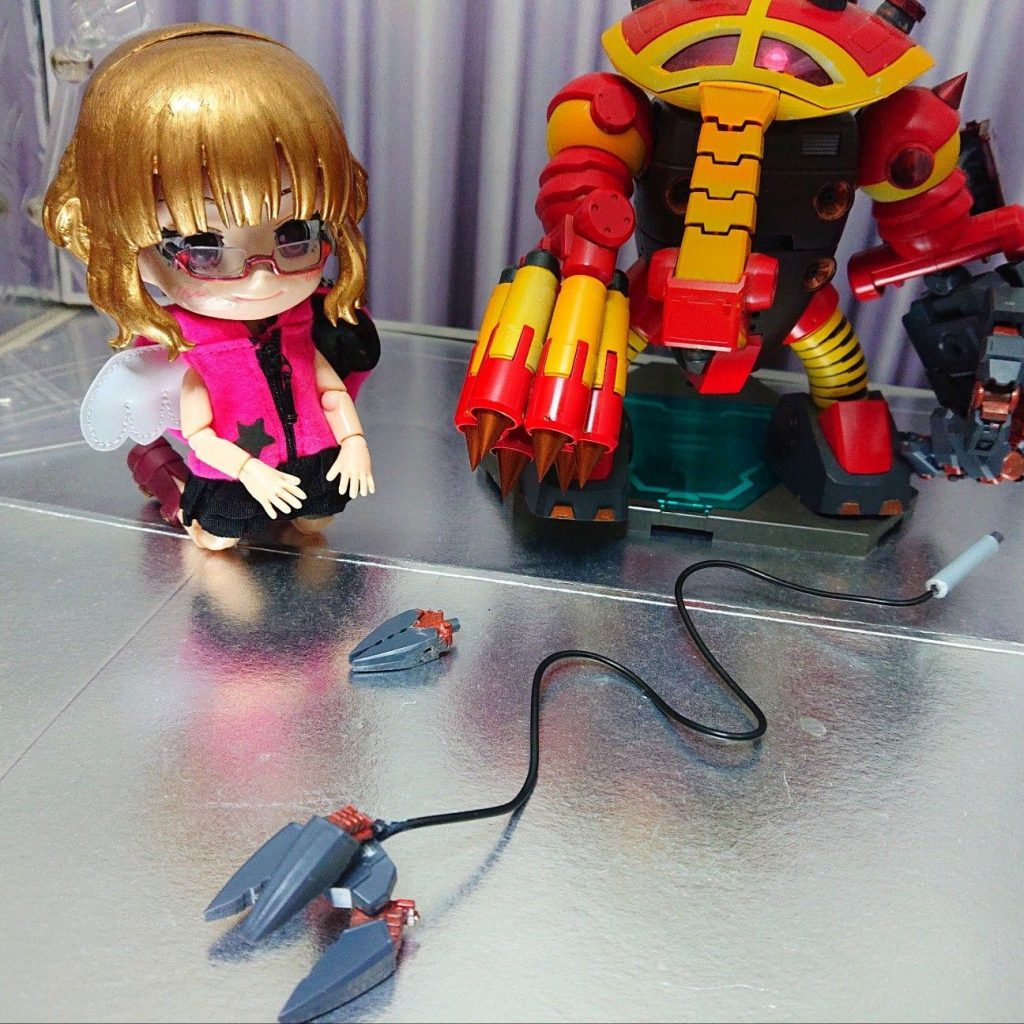 前々から何か仕込みたいと思っていた右腕中央の空洞には、差し替えでアンカーギミックを搭載してみました。
コトブキヤMSGオーバードマニピュレーターのパーツで作成。