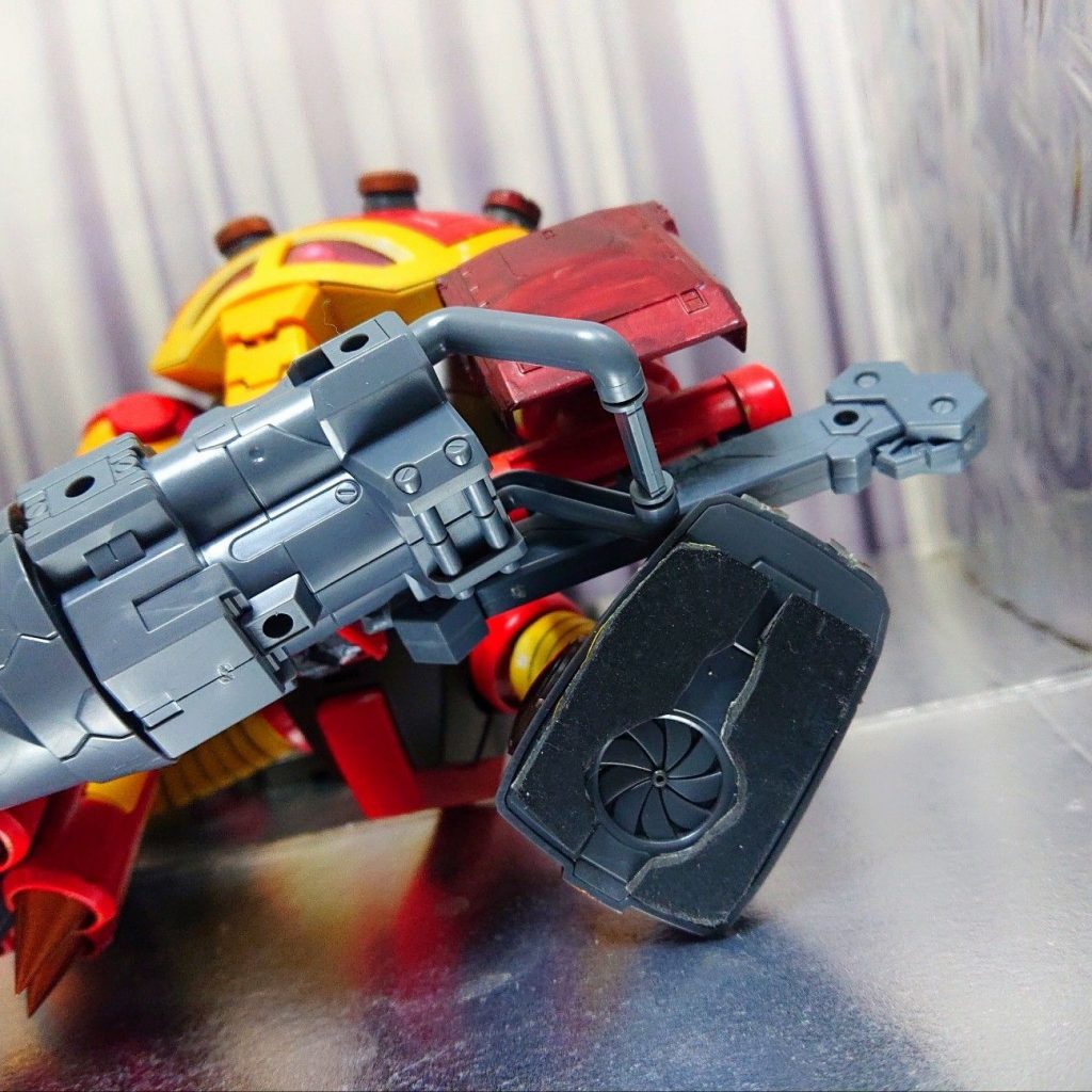 増加する機体重量対策として、足の裏にラバーシートを貼り付け。
これで脚が勝手に開いてしまうことは無くなりました。
フリーハンドなので雑ですがU´^ェ^`U