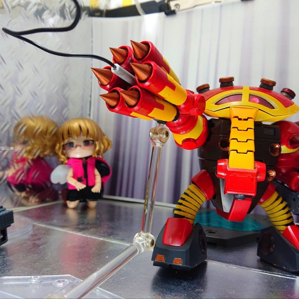 重さで腕が下がってくるので、スタンドで支えられるように3ミリ穴ジョイントを追加w