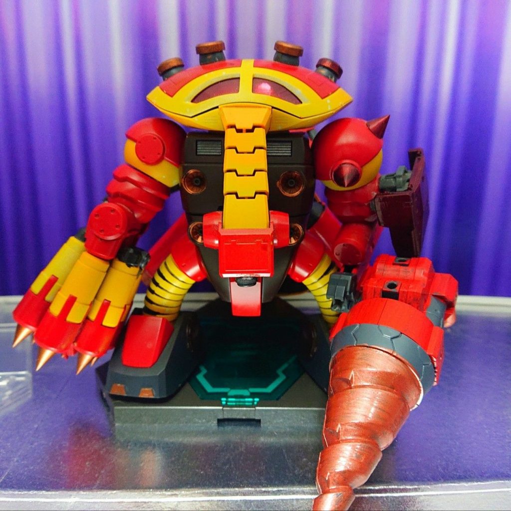 突撃型MSなので、基本装備はこの大型ドリル。
ホバー走行と多数のバーニアによる推進力で敵陣に突撃し、このドリルや右腕のスパイクで対象を粉砕します!