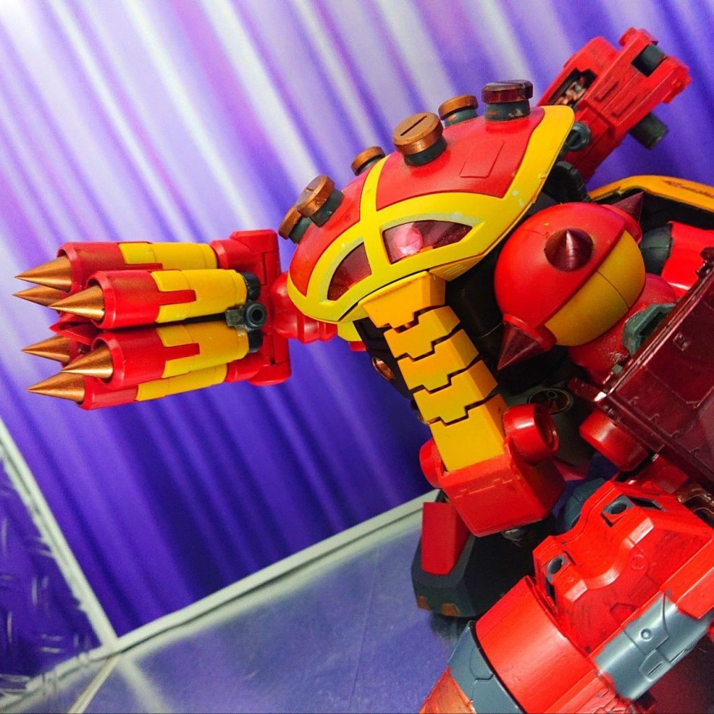 右腕の巨大なリボルバースパイクは基本的にそのまま。
重量対策の処置をしたのと、中央の空洞に追加武器を仕込みました。