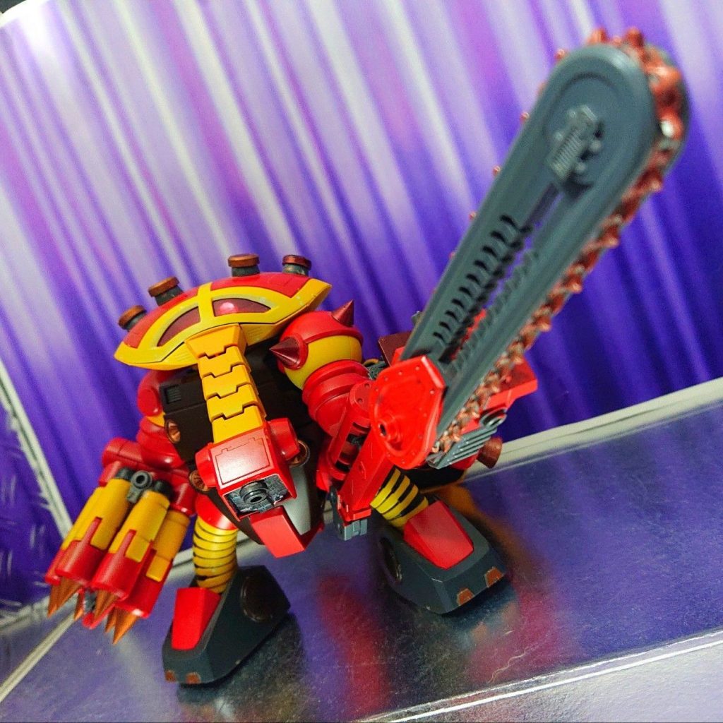 ドリルをぶん投げた後はこいつの出番!
現在オプション武器は2種類で、背中にマウントした大型チェーンソーも装備可能。
こちらは敵陣に突貫した後、格闘戦や乱戦で真価を発揮する感じですね。