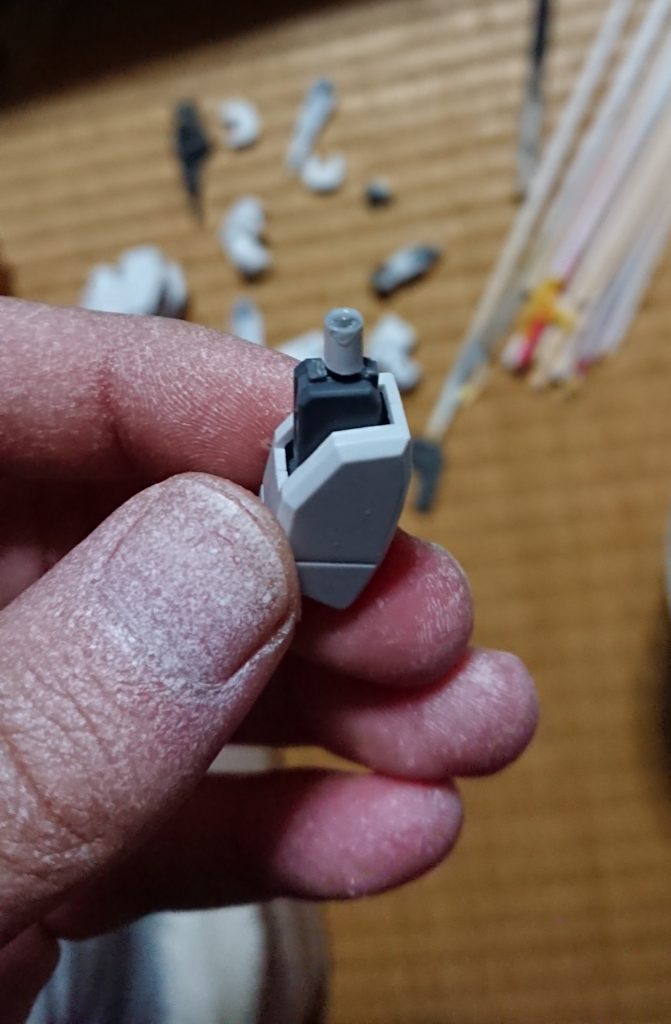 どうしても腕長になってしまうため、上腕部の関節は3mm短くしました(画像なくてすみません)。前腕部はヘイズルの関節上部を削り、3mmプラパイプを被せて接続しています。