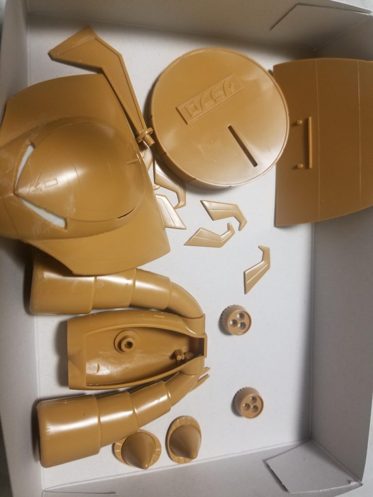 切り出し、接着、加工が終わったとこです。
バーニア口とモノアイレール?(っていうんですかね)のところは切り欠いて裏からプラ板はって奥行き持たせてます。