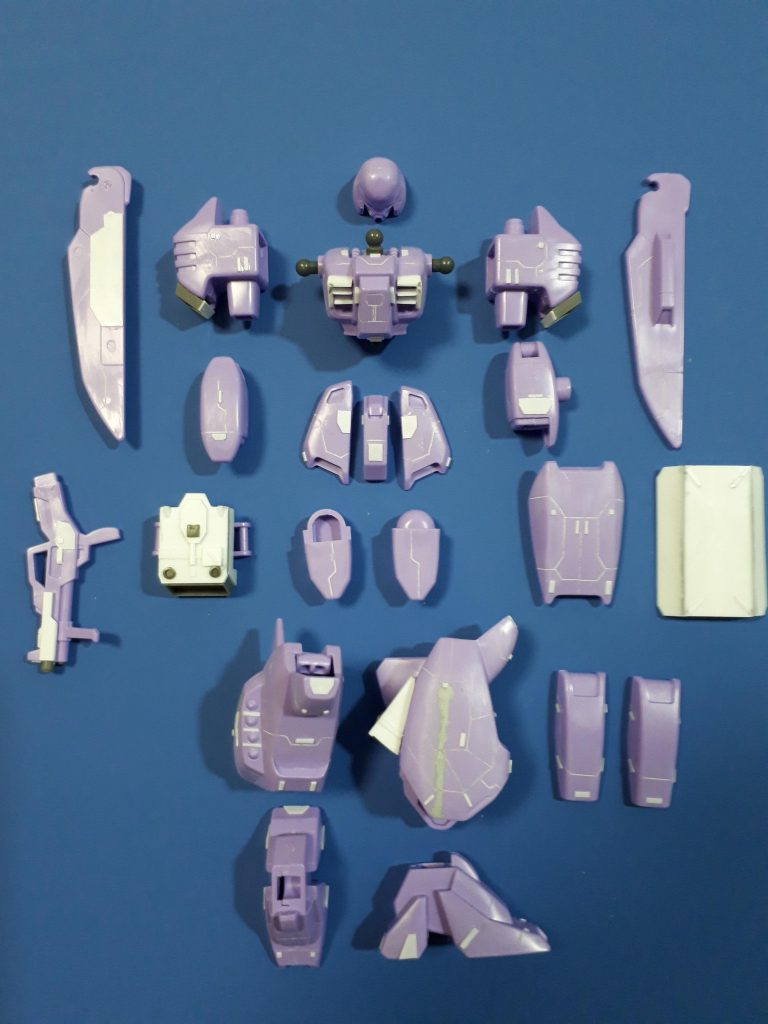 旧キットを承知で買ったのですが、これほどまでにモールドがあまく、ヒケがひどいとは…。製作中、カミーユの二の舞(精神崩壊)になりそう。