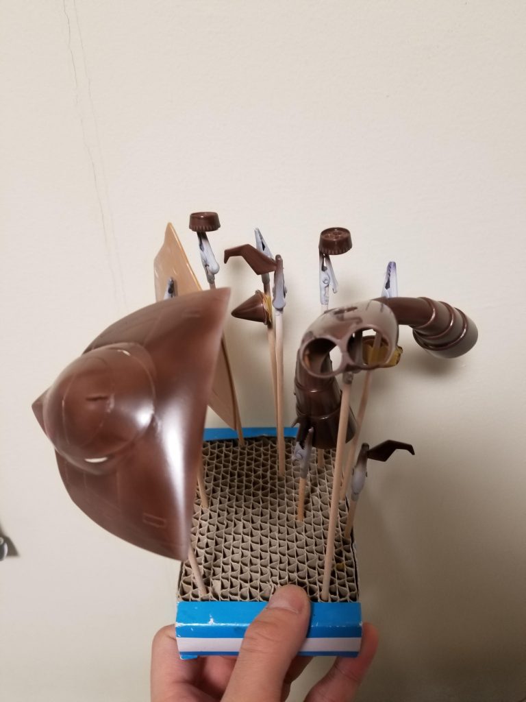 下地塗装終了時
下地は1000番ホワイトサフ吹いた後にエアブラシで焦茶吹き付けてます。
この写真には載ってないですけど台座は白サフだけで終わらせてます。