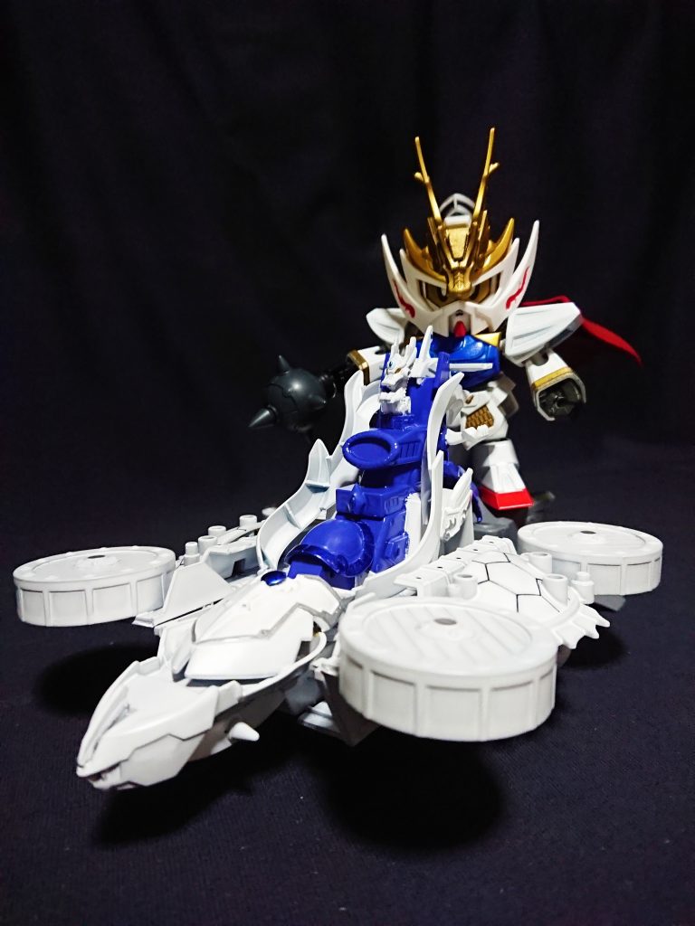 後甲板に劉邦を乗せることができます。
四方の円盤も主砲を撃つときにグルグル回転し、バチバチと電気が発生するというありきたりなイメージとなっています。
ブンドドしがいがあります。