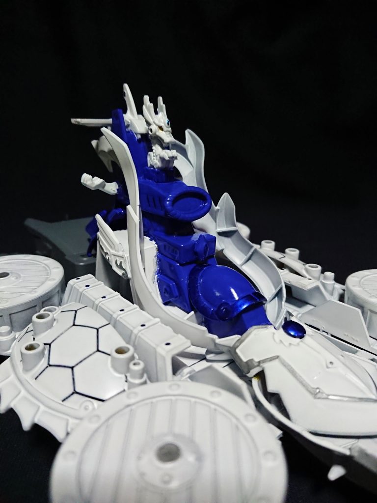 白と紫のシンプルなツートンのため、他∀機同様に装飾に余計な差し色はせずまとめています。
戦闘艇の強襲形態をメインに各種パーツで形を出しました。