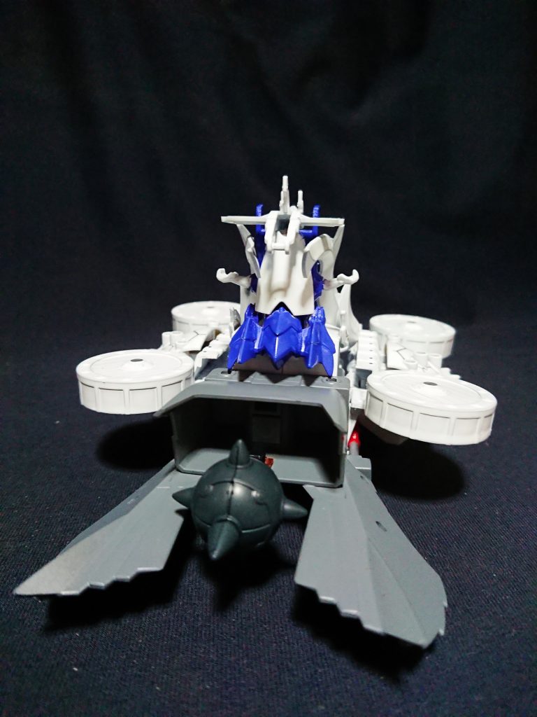 劉邦用の戦闘艇ということで、劉邦制作時には作らなかった専用武器も搭載しています。
船尾には錨代わりのハイパーハンマーを。
船底両舷には