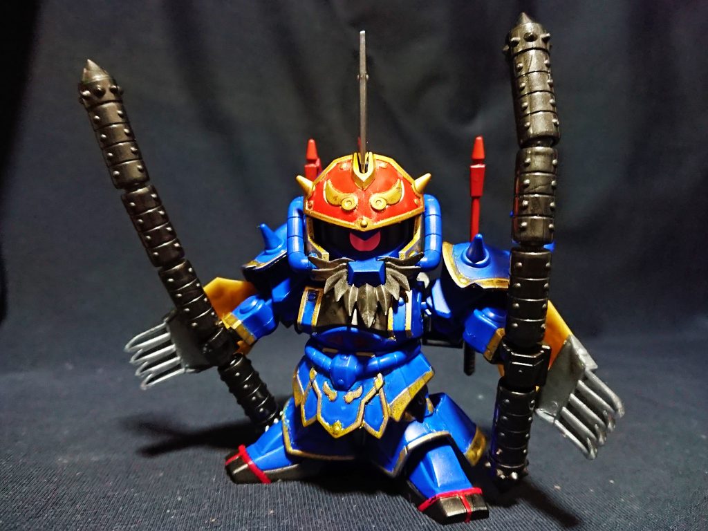 グフR35の特徴は2倍に増えた武器。ヒートサーベルも追加して武器てんこ盛りにしています。
脚部も装甲追加で少し大きくなり、上半身のみだったマッシブ体型もバランスが良くなったかと思います。