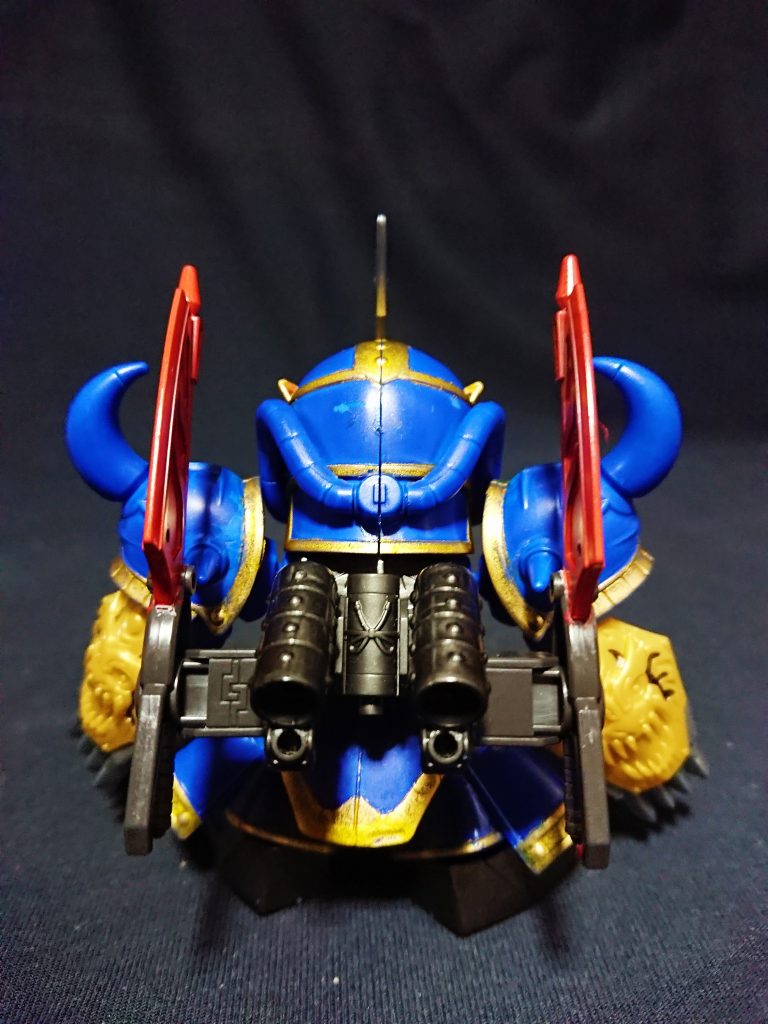 バックパックもR35風にしています。
仕様ではヒートサーベルは足横に差しますが、追加した足装甲にはサイズ都合で差せないためスラスター部分はサーベル懸架用としました。
ブースター部分の中央と両隣の筒は火薬筒として設定し、赤壁で火薬を抱え特攻した黄蓋をイメージしています。