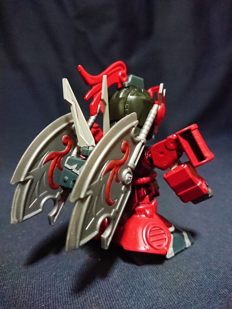 バックパックに武器を背負いバインダーを再現しました。
ビームピストル部分は飾りのため取り外しできませんw