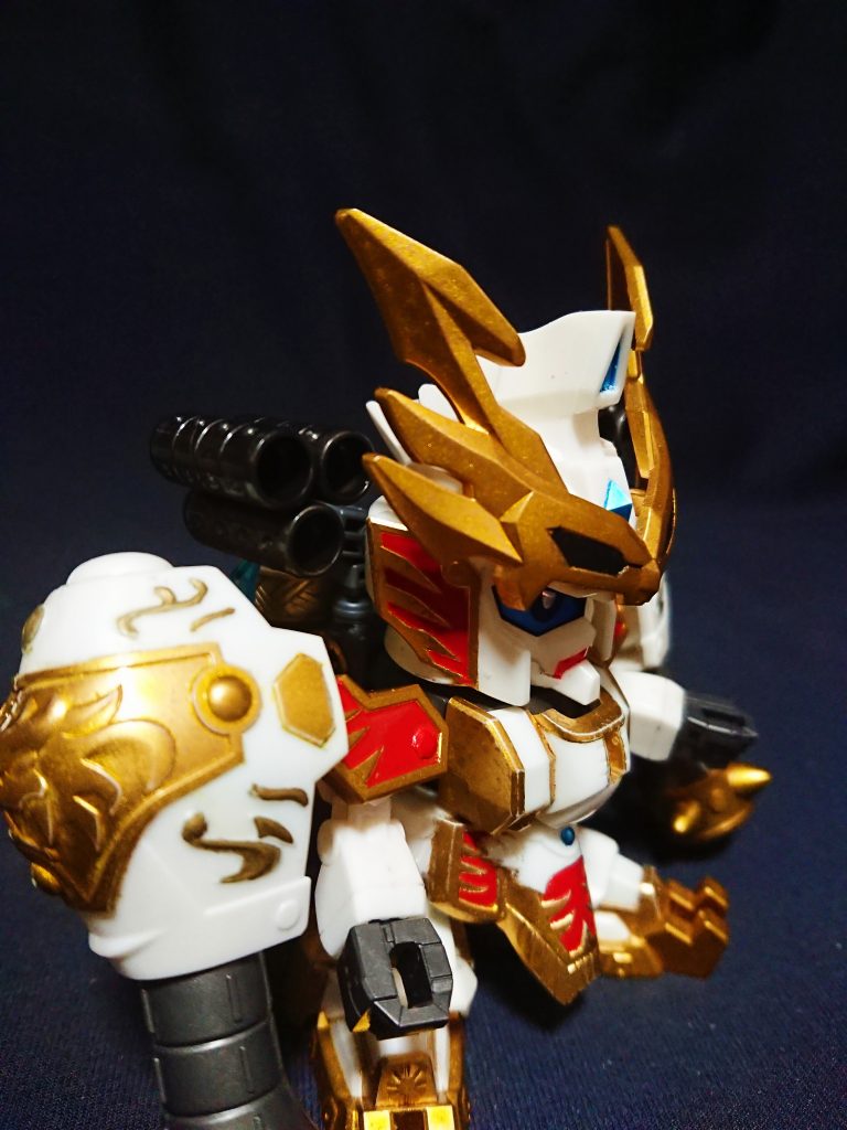 黄蓋グフの鉄砕鞭を束ね、可動はバトルアームアームズを使用しています。
背部に大砲を6つ付けるか悩んだ末、ツノの大きさから大砲×6は干渉しすぎたり背部の重さから自立できなくなることを考えました。
そのため完成されたデザインからシンプルなかっこよさを出すため、両肩から小型バルカンをイメージした武器にしました。