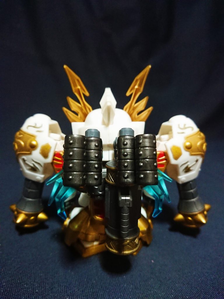 未使用時はMLRS風の形状に折り畳めます。
アームアームズの可動域やアーム追加により、脇腹や両肩からなど各方向へ武器を展開できます。