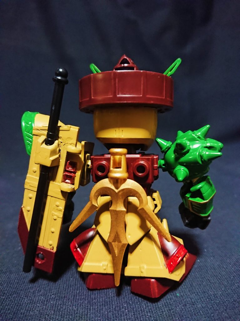 武器のトライデントは柄の部分は設定通り左肩のバインダー(戦闘艇を使用)に、矛部分は背中に懸架して余剰対策をしています。
ソンブレロは攻城兵器のタイヤと孫策のクリアパーツがフィットしました。
そして右肩のサボテンは、甘寧の肩に張飛の腕飾りを刻み再現。
なんとか今回もパテ無しで制作できました。