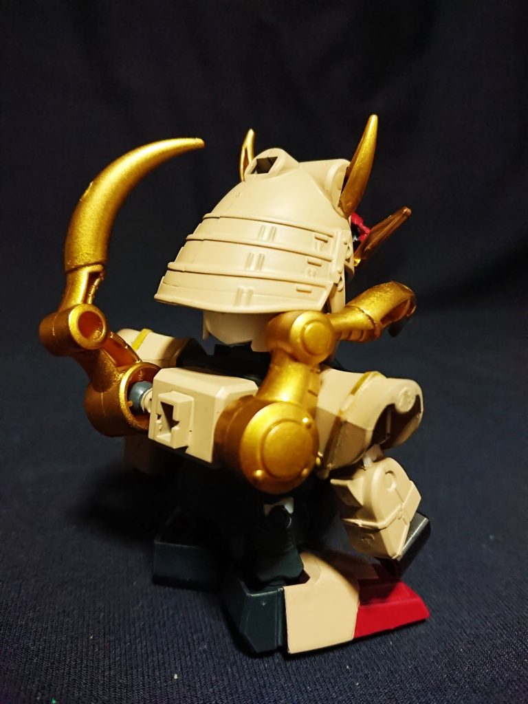 制作開始時にツノは牛頭の横につけていました。やはり気に入らずでマタドールの設定では肩後ろから出ているため、諸葛亮の爆鳳扇の鳥脚を使い可動域を増やして設定通りにしました。