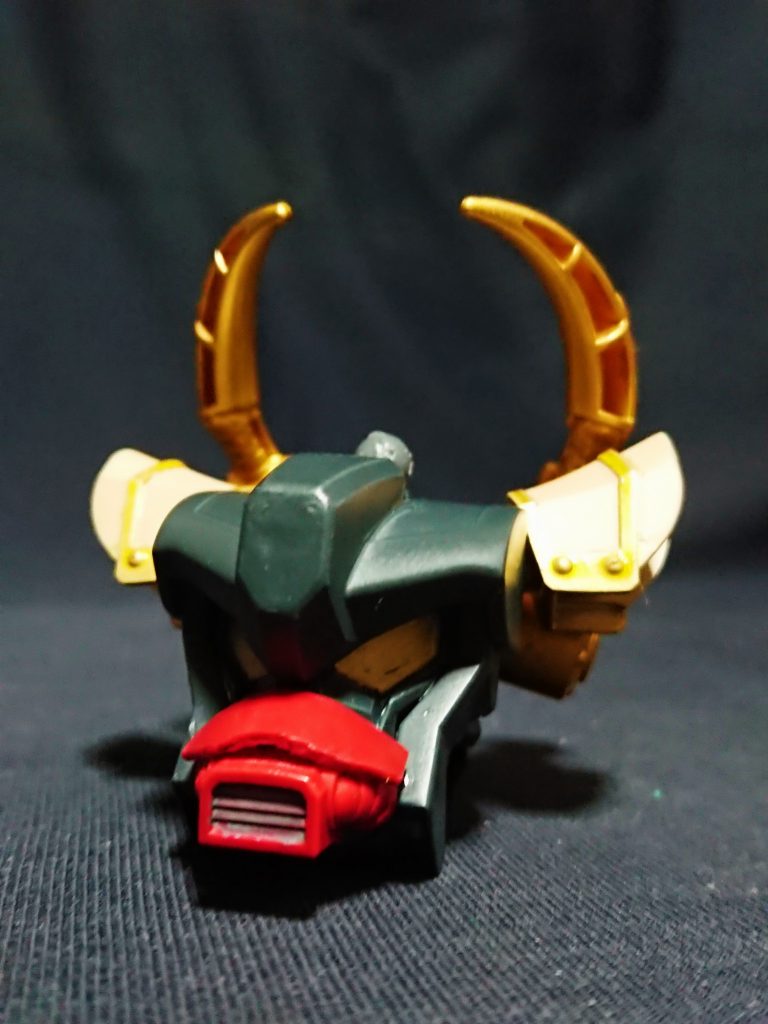 頭と手足を外しヒートホーン形態にもなれます。必殺技 牛頭熱角(ゴズネツカク)と書いてヒートホーンです。角は生物的な角々しさより鎧の装飾として見せるため、あえて穴埋めはしていません。