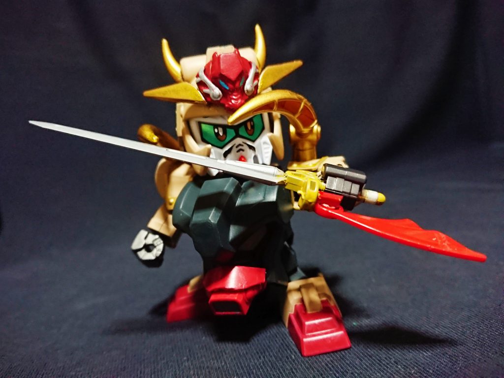 いくつか設定と違う箇所もあります。レッドフラッグは剣にまとめました。そして鼻輪と尻尾は鎧として似合わなかったため取り付けませんでした。