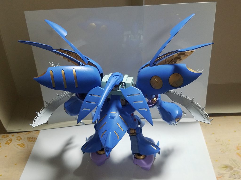 余剰パーツを切断して背中に固定