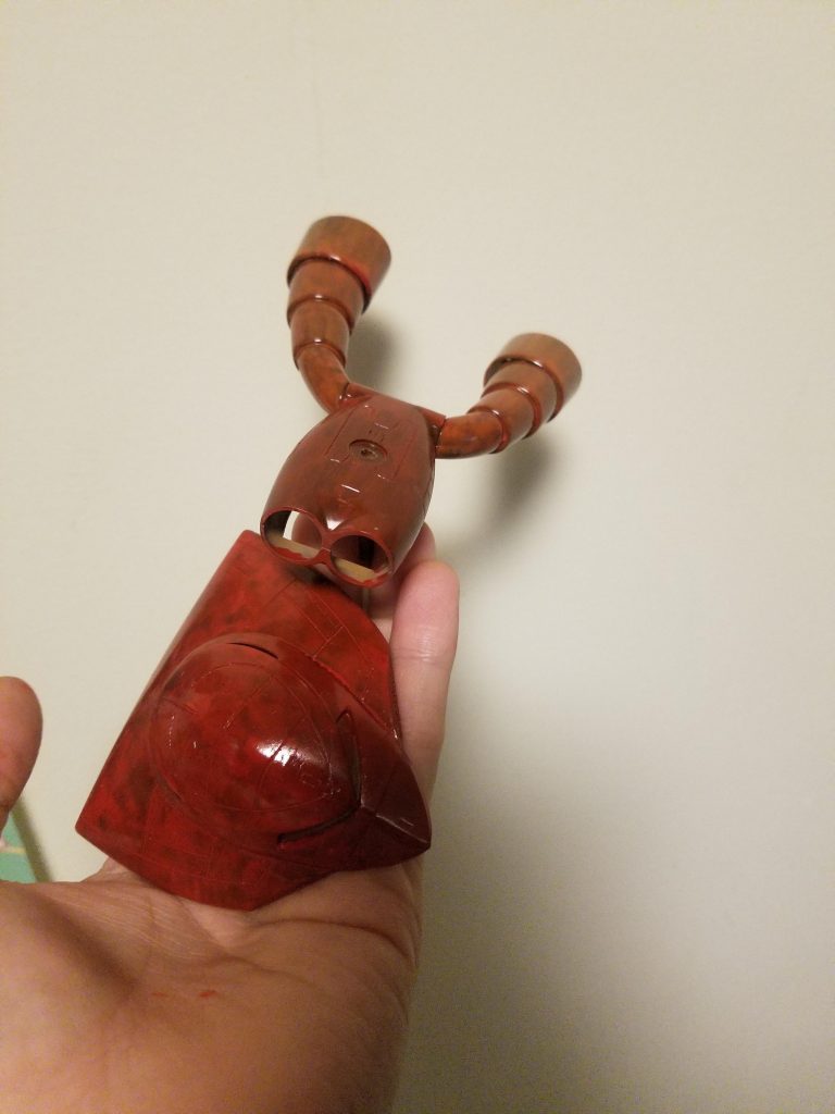 機体塗装終了時
機体色は全てクレオス水性塗料で筆塗りしてます。
最初にモンザレッドで全て塗装し
機体下部と腕部分はオレンジで上から塗装(腕はオレンジを強めに出るよう塗ってます)
汚しも兼ねて上からオリーブドラブ等緑系統の色を薄めに希釈して塗り、最後に一部の塗料を落として下地を見せて完成です。