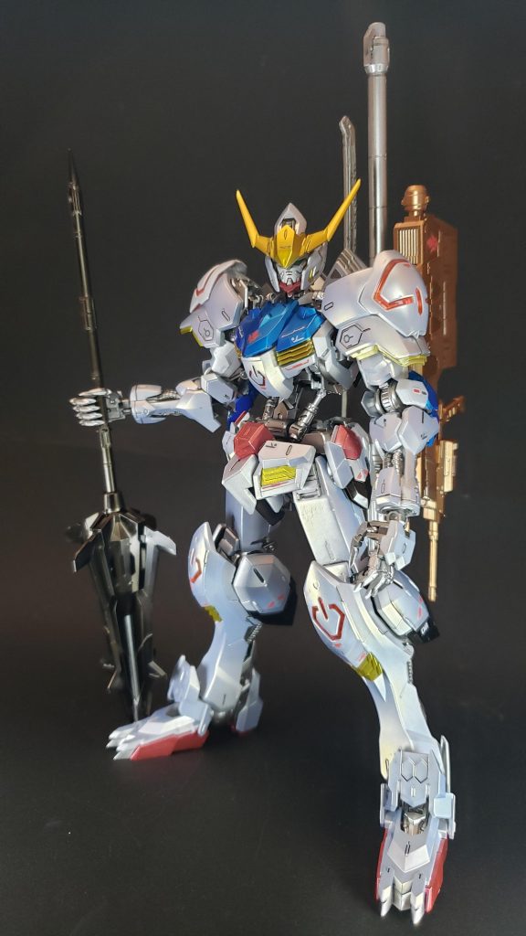 正面
第4形態
厄祭戦時の資料をもとに歳星の技術者たちが復元させた本来の姿。機体の重量バランスとリアクターが再調整されたことで出力が向上し、よりパイロットの感覚に近い挙動が可能となっている[130]。ただし復元されたのは外装だけである。