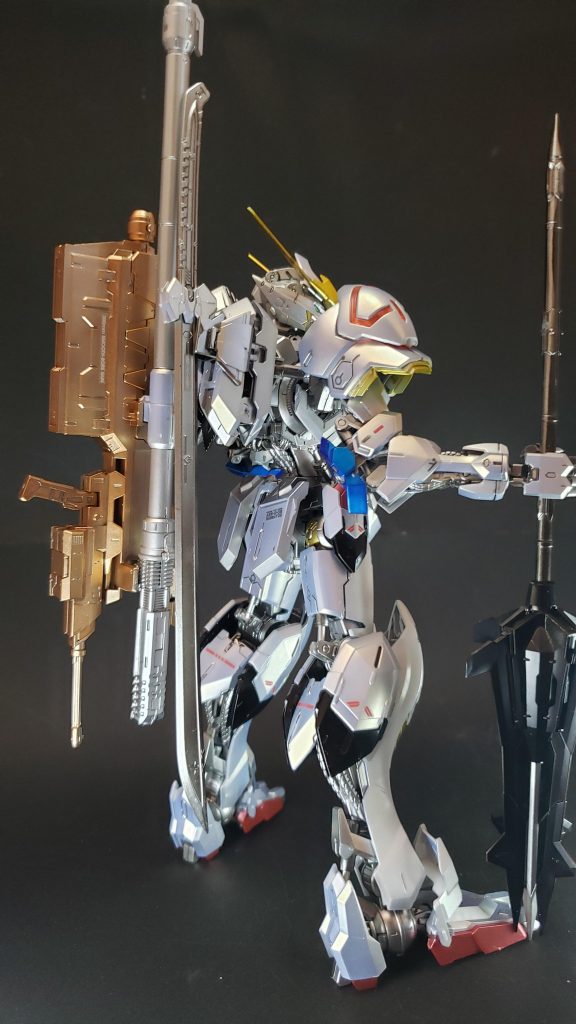 背面
完全に厄祭戦時の性能には至っていないとされる[12]。歳星のファクトリーで錬成された高硬度レアアロイ製太刀を追加装備する[注釈 21][130]。阿頼耶識のリミッターは機体に慣れた三日月に合わせて限界まで外され、ほかの人間では機体からの情報量に耐えられなくなる