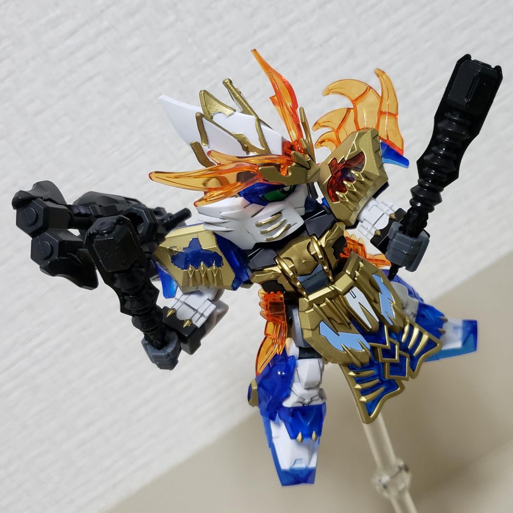 轟連という中距離兵器が右肩についていて號砕棍という棍棒が近距離兵器です。この2つは合体し1枚目の写真のようになります。
さらに孫策の武器とも合体！ 次回を待て！