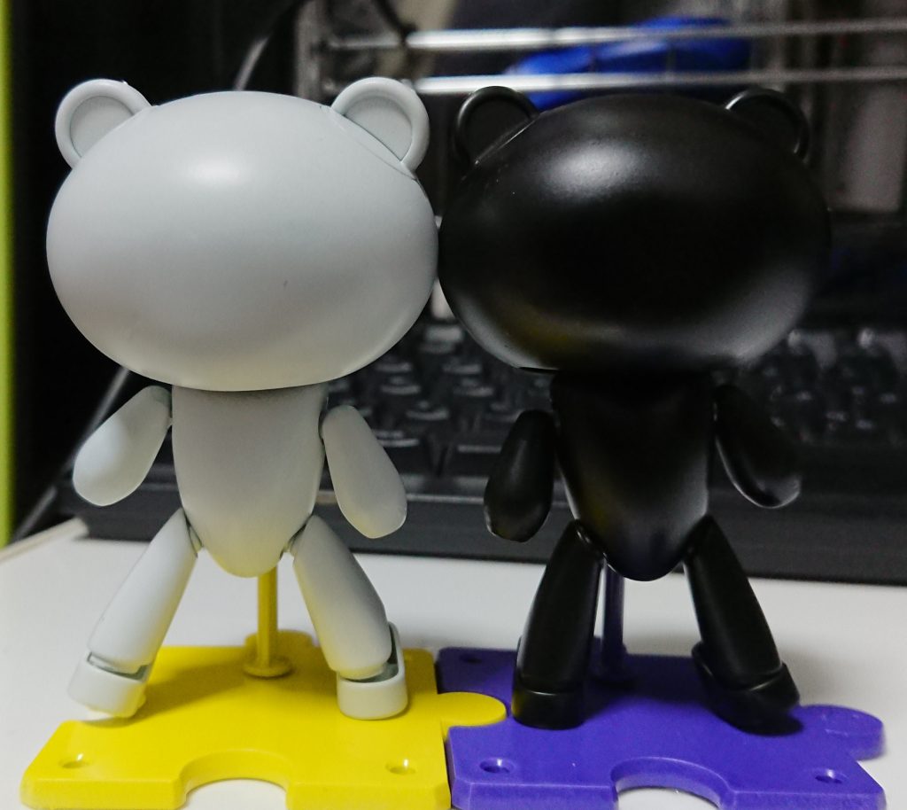 ホワイトとセミグロスブラック(の缶スプレー)を使用。
元で言うとグリーンが左、グレーが右。
今思えば逆の方がやりやすかったんじゃ……。
スタンドのイエローとパープルは缶スプレー。
顔は筆塗り。
使ったのはホワイト、つや消しブラック、グリーン、イエロー、パープル、レッド。
特に調色はせず、瓶のものをほぼそのまま使用しました。
※イエローとパープルは瓶がなかったので、缶から塗料皿に出しました。
ほとんど持っていたものばかりで、追加で買ったのはラッカーパテだけです。
財布にエコだね!