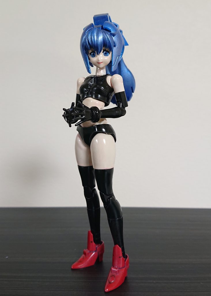 本体はタイツからニーソ、お腹出しに。
海賊ですから。