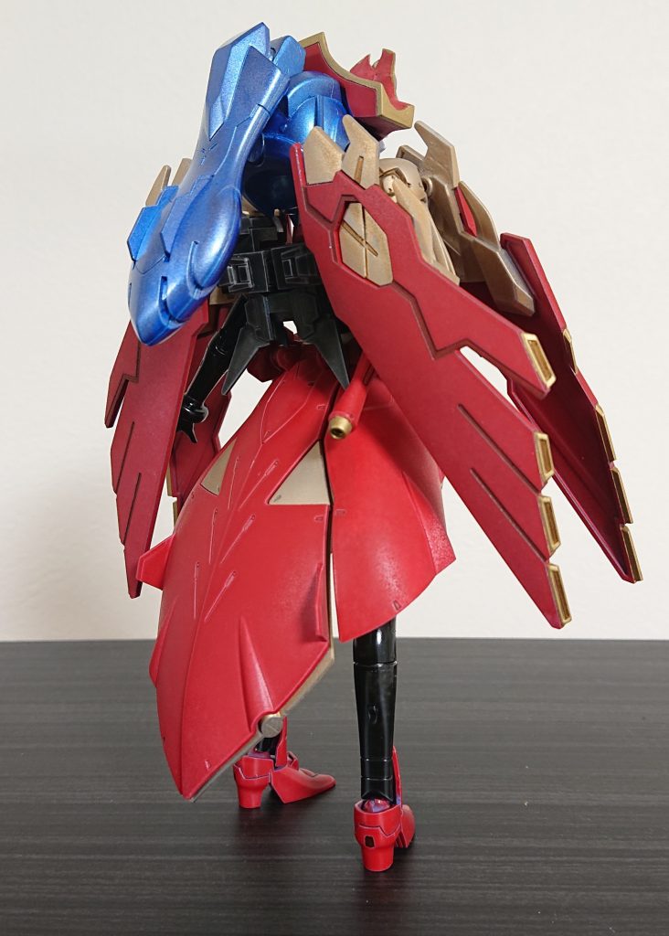 背面。フルクロスの接続は背中のバックパックから繋がって可動するダブルオー式。
プラ板組とフルクロスのジャンクパーツでデコレ。背中に3mmポリキャップ穴のコネクタをつけたので、別の兵装にも換装可能。