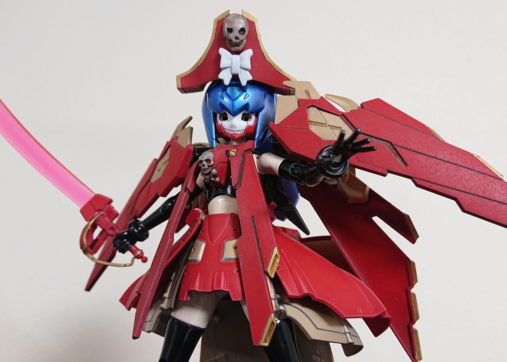 パイレーツドールシステム発動時。
メカ顔の瞳をくりぬき、目の下に赤いライン、骸骨っぽくむき出しの歯と鼻のディテールを追加。
雰囲気変わって良いかと。
刀持ってる女の子は可愛い。