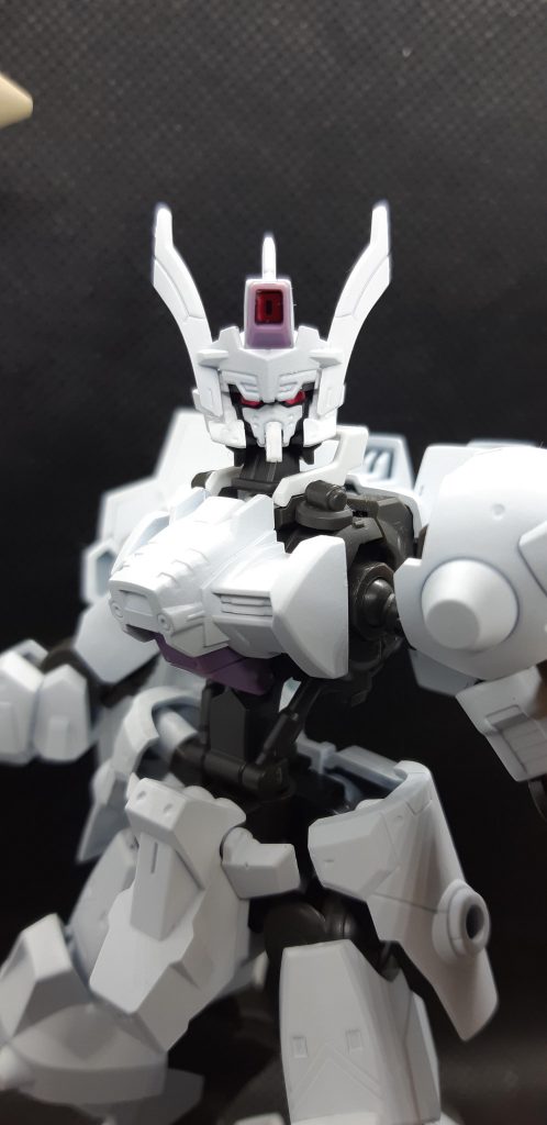 白く塗るだけでウサミミっぽい?額と胸の紫はワンポイントで残しました。