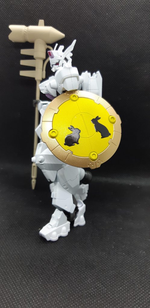 シールドは満月のイメージで、イエローとゴールドで塗装して蒔絵シールを貼ってみました。