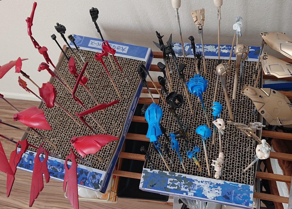 塗装はクレオスのスプレーを基本に
髪のメタリックブルーだけガンダムマーカーエアブラシ。メタリックの安定感が良いです。
赤はサザビーレッドを使用。
肌にはリアルタッチマーカー赤やピンクで血色を追加。
決してやらしくはない…
仕上げのトップコートは
本体…光沢
フルクロスなど武装…艶消し
で、あえて分けてみました。