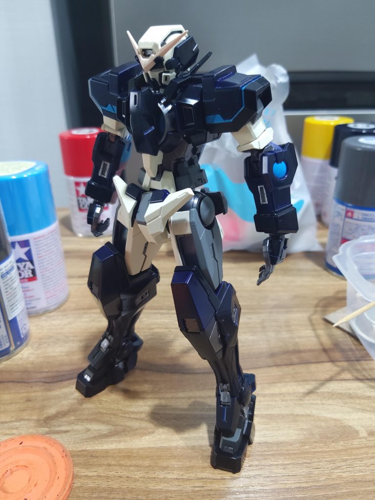 そうして出てきたデュナメスの基本ボディです。 ムドゥングプアストレアの肩とMGエクシアの骨盤を使用して体にくっついたスーツを着た特殊要員の感じを表現してみました。