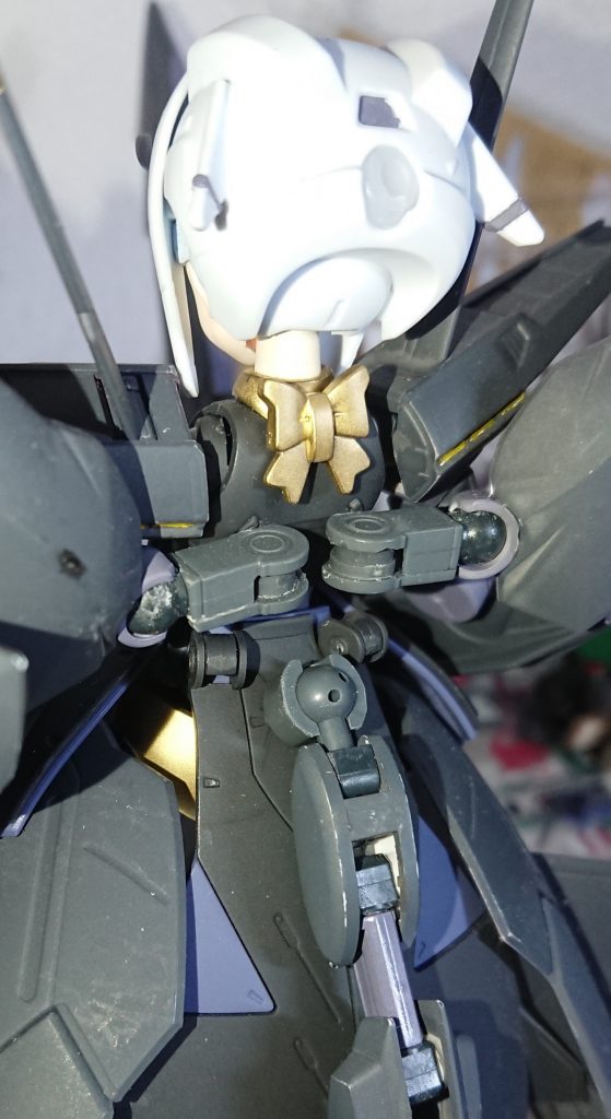 背部ウィングとレギルスキャノン接続部分
ウィング基部は前後パーツの接続用ダボ穴に合わせて開孔、接着しています
あと、画像でチラ見してますが今回のパンツは金色にしてみましたｗ