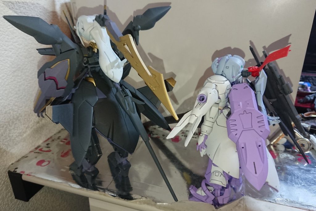 背後からのツーショット
改めて今作の様々な大きさが浮き彫りになる感じになってます
ちなみにサイドスカートを敢えて左右逆に付けていますが、これはGNファングコンテナの干渉を避ける為にわざとやりました