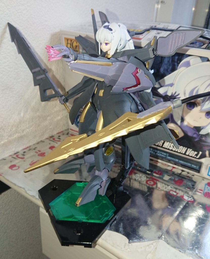 以前の投稿のキマリスアソートが機動力重視の突撃型だったのに対して、こちらはGN粒子の重力制御、可動スラスターによるAMBACを含めた姿勢制御を使った運動性重視型になってます