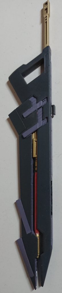 GNバスターソード
本体に合わせて配色しています
それ以外はキットそのままです
これに関する話ですがレギルスには武器持ち手の拳が一つしかなく、更にパーツが品切れ状態の為にバスターソードを両手持ちする画像が撮れませんでした
再販したらパーツを取り寄せようと思います