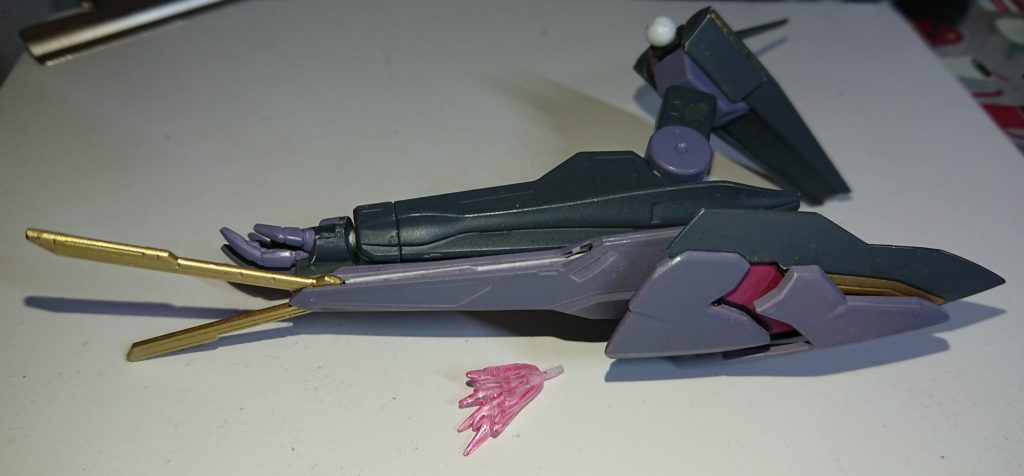 肩部分には前回と同じくボールデンアームズのA6パーツを付けてます
腕はアルケー、掌はレギルスのを使用、それとどうせならとアルケーとレギルスのシールドを合成して大型シールドにしてみました
それとビームバルカンエフェクト用に1/144MSエフェクト01のパーツにプラ棒刺しこんで作りました