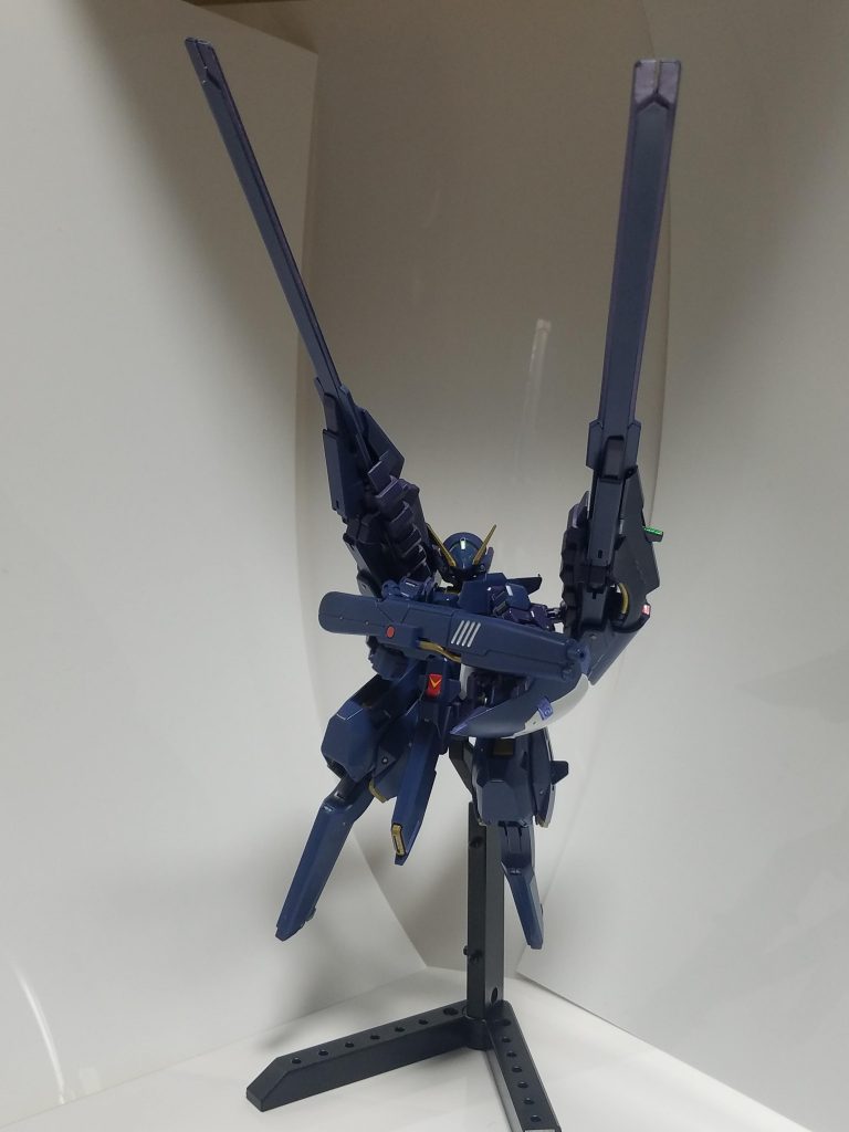 ライフル両手持ち。
コンポジット・シールド・ブースターも写真に入れるとかなり大きいです。