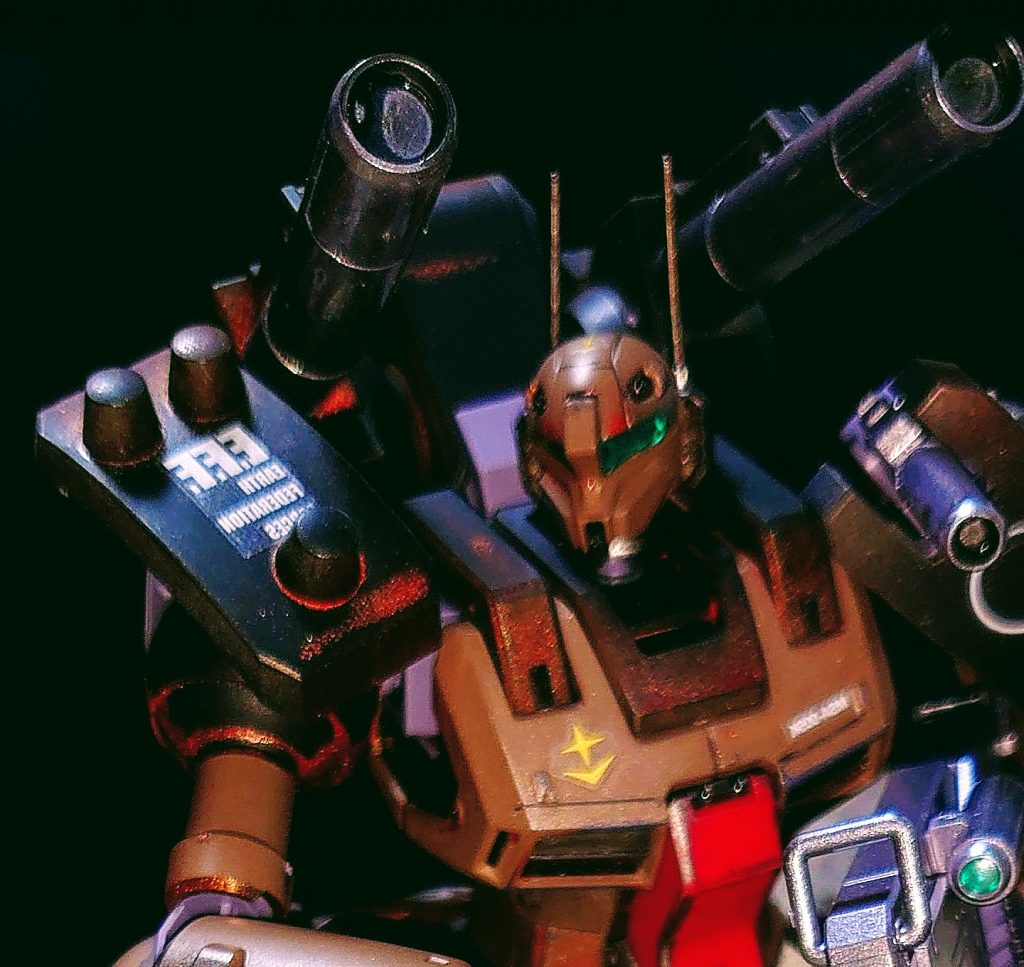 上半身の拡大画像です。下地にメタリックオレンジ、その上からマットブラックとアースブラウンを吹き付けました。(スプレー缶)