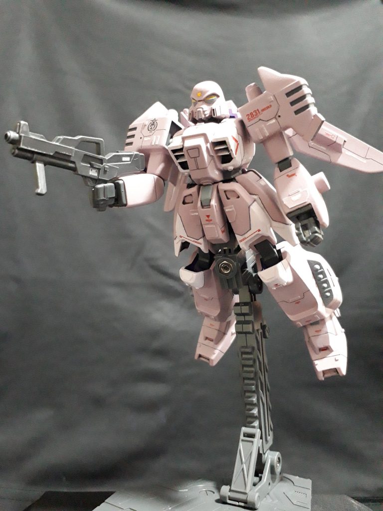 飛行状態。足の可動域せますぎ。