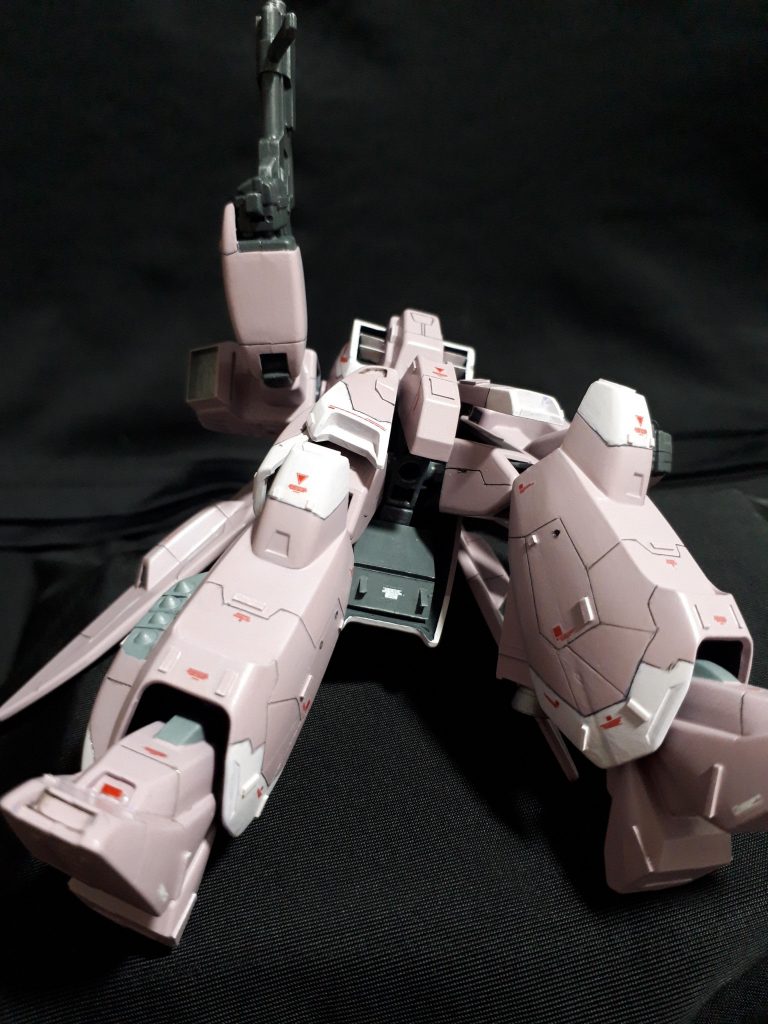 リアスカート内に、スラスター用燃料タンクを増設。でも結局、外から見えない…。