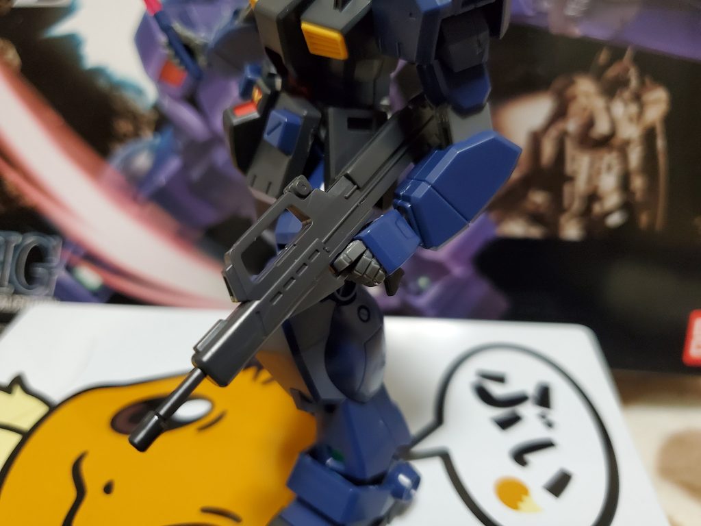 ジムクゥエルさんは銃持ちの左手があるのでサーベルとライフルを同時に持たせることができますね！