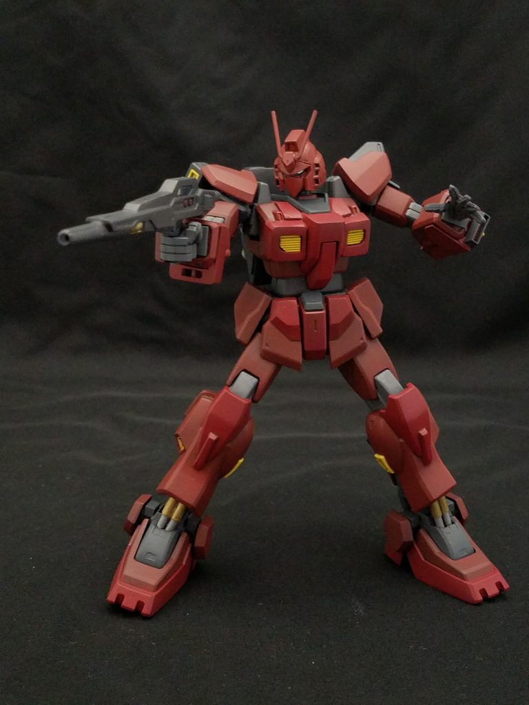 専用ビームライフル。
センサーやサイドグリップを無くして、シンプルな形に。