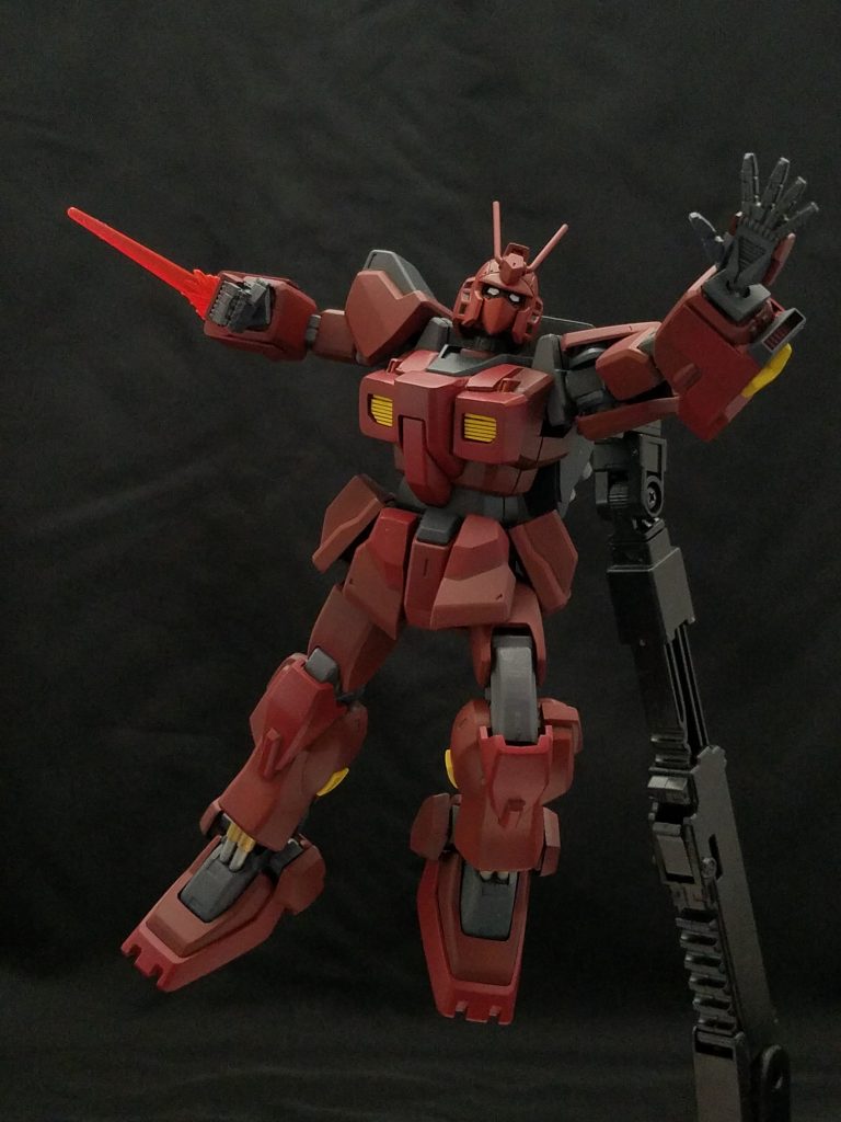 右腕部のビームサーベルユニット。
元ネタのレッドウォーリアより短い刀身で、形状や色も違う。
ビーム刃はSEED系キットのやつかな?