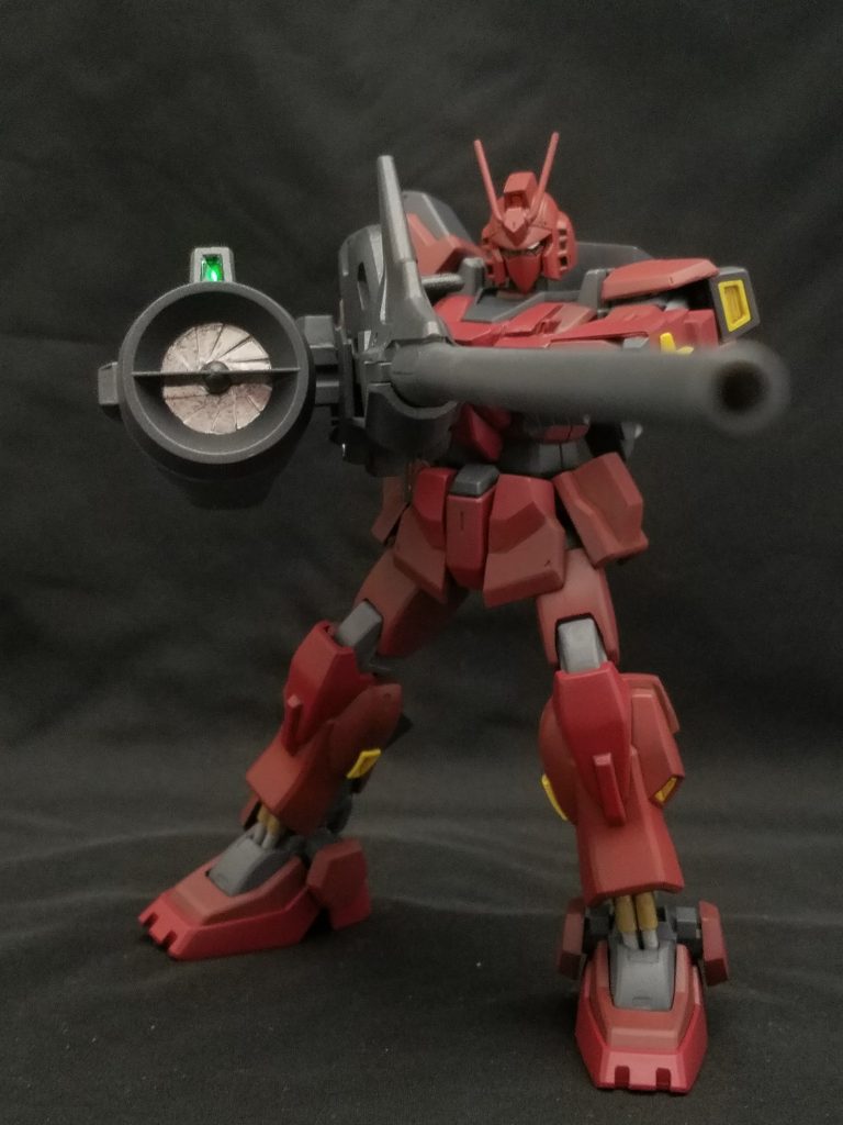 大型武装メガ・ロングライフル。
長距離射撃・高出力射撃・照射射撃が切り替え可能。
外装ジェネレーターにより発生し余剰するエネルギーは、Iフィールドとして転用出来るが、余剰エネルギーに左右されるので注意が必要。
という甘々な設定(笑)