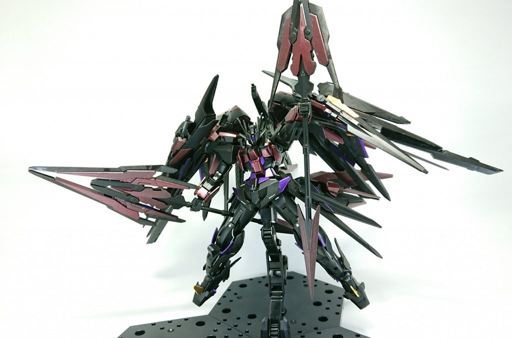 【魔槍ゲイボルグ/ディアヴォロス】
トランジェントガンダムの武装GNパルチザンをベースにダブルオークアンタのソードビットを使用し製作。
ゲイボルグの切っ先から開き粒子ビームを発射可能。
両槍ともランスビットとして遠隔操作出来るが、自動操縦である。