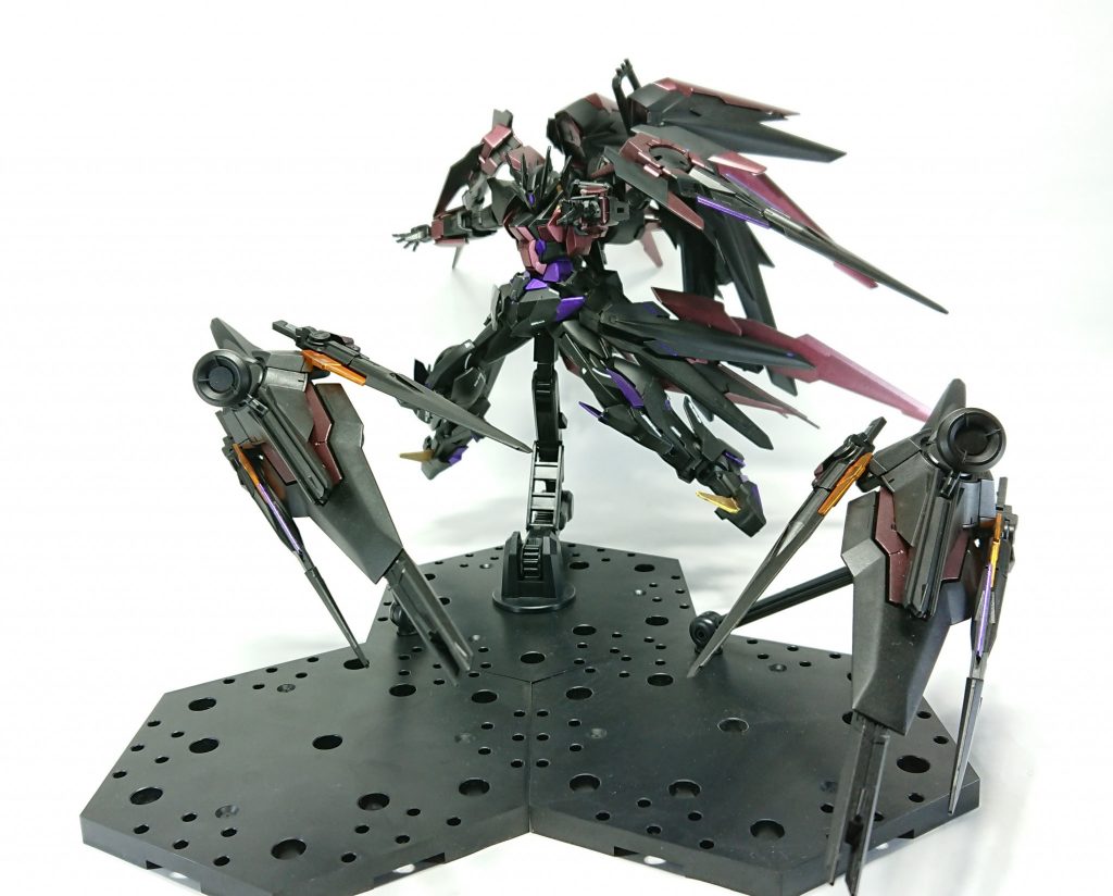 【GNバインダービット】
GNダイバーソードを廃止。
大きな特徴としてはシールドの役割、射撃武装、近接武装のマウントを担っている。

GNドライヴと直結しているためその威力はフェザリオンのバスターライフルに劣らない威力である。
GNソードⅡ、スーパーGNソードⅡを各二本ずつ備えている。
これにより全九本持っていることになる。
またビットとしての運用も可能である。
片方で守りつつ、もう片方で攻撃。
いずれにせよこの装備により戦略の幅が格段に拡がった。